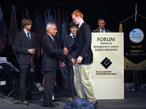 Per. Agr. Sergio Lombardelli consegna la medaglia a uno studente U.S.A.