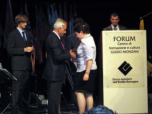 Consegna della medaglia da parte del Per. Agr. Sergio Lombardelli