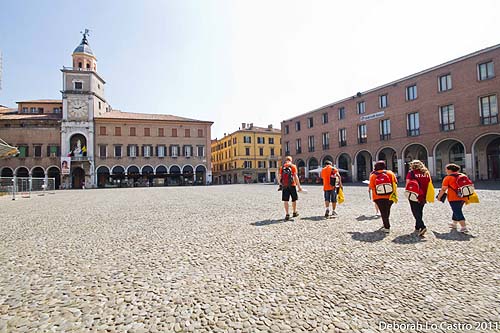 Studenti in Piazza Grande a Modena